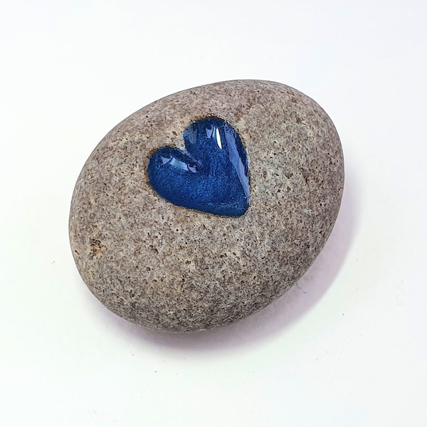 Galet d'amour sculpté à la main, fête des mères, cadeau presse-papier, cadeau attentionné, coeur d'amour bleu profond, cadeau d'anniversaire, cadeau de poche sculpté à la main