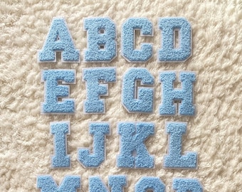 7CM Mujeres Chenille Hierro en parches del alfabeto azul A- Z, Accesorios de parches de ropa para hombres y adolescentes, Suministro de costura, Proyecto de ropa de bricolaje artesanal para niños