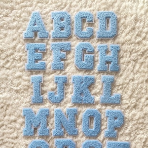 7 CM Mulheres Chenille Ferro Em Azul Alfabeto A-Z Patches, Homens Adolescentes Roupas Patches Acessórios, Suprimentos De Costura, Crianças Artesanato DIY Projeto De Roupas
