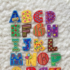 Niños bordados bebé colorido lindo hierro en letras parches de ropa, accesorios de ropa para niños suministro de artesanía para niños apliques de suministro de costura