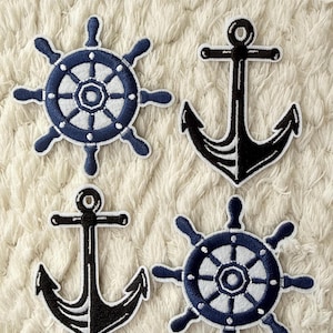 Peut inclure: Quatre écussons sur le thème nautique. Deux gouvernails brodés bleu marine et blanc et deux ancres brodées noires et blanches sont présentés sur une surface blanche texturée. Les écussons sont probablement destinés aux vêtements ou à l'artisanat.