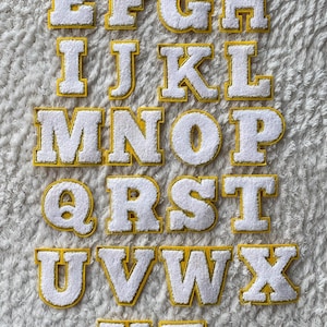 Parches para ropa con letras de chenilla amarillas y blancas para niños y mujeres de 7 cm, para bordar con plancha, para sombreros, chaquetas, decoración de ropa, suministros de costura y manualidades para niños