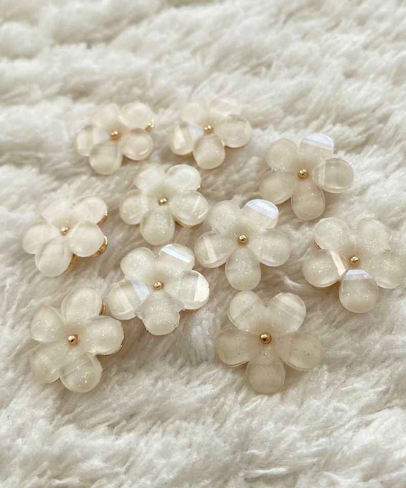 15 mm en résine pour femmes, élégant blanc brillant avec boutons de couture à tige florale en or, joli chemisier classique, cardigan, accessoires du vêtement, fournitures de couture image 1