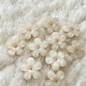 15mm Harz-Frauen-elegantes glänzendes Weiß mit Goldblumen-Schaft-Nähknöpfen, nette klassische Blusen-Strickjacke-Bekleidungszubehör-Nähzubehör Bild 2