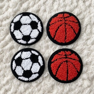 Può includere: Quattro toppe di feltro, due sono palloni da calcio bianco e nero e due sono palloni da basket arancioni.