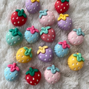 Bottoni da cucito per bambini, in resina, da 15 mm, con gambo a forma di fragola, colorati e carini, per abbigliamento kawaii, per cucire e accessori.