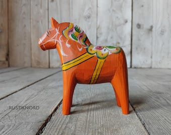 Small vintage Dalahäst from Grannas A. Olsson, Dalarna. Sweden