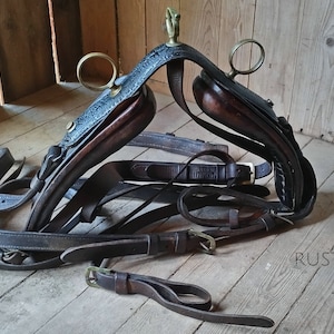 Vintage Leder Pferdegeschirr mit Messingbeschlägen. Verkauft als rustikales Dekor.NICHT für Tiere