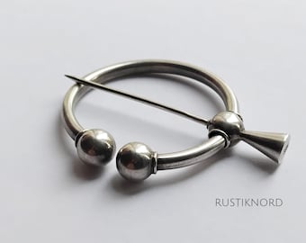 Swedish Dräktnål / Penannular pin.(Folkdress brooch) Stamped Swedish 830 Silver