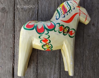 Vintage Nils Olsson Dalahäst Horse – 1960s Hand-Painted Swedish Folk Art 20cm. Please see description and photographs for colour.