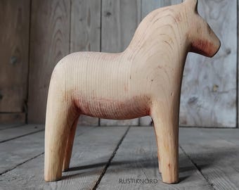 Vintage Pine Dalahäst - 16 cm. Previously painted