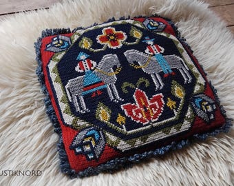 Small Swedish twist stitch cushion. Skåne ryttare folkart