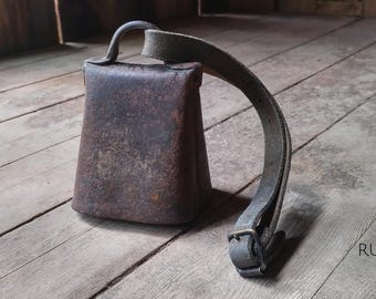 ANCIENNE CLOCHE DE vache en bronze avec collier en cuir Le petit