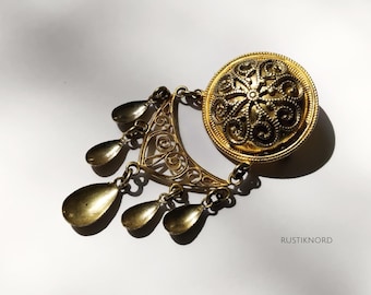 Pretty,Little vintage Scandinavian folk dress brooch. (Plated metal)