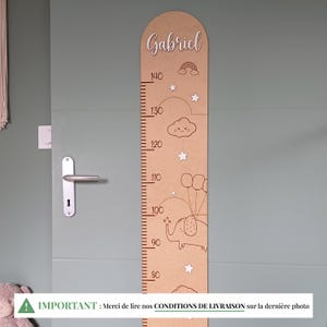 Toise en bois personnalisée avec prénom pour la chambre de bébé sur le thème des étoiles du ciel et des animaux. Idée cadeau de naissance