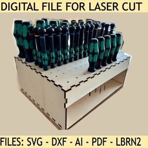 Peut inclure: Un organisateur en bois découpé au laser pour tournevis. L'organisateur a une étagère et une grille de trous pour maintenir les tournevis. Les tournevis sont noirs avec des manches verts. Le texte "FILES: SVG - DXF - AI - PDF - LBRN2" est en bas de l'image.