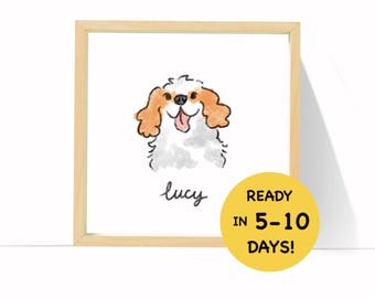 Puede incluir: Un marco de madera cuadrado que contiene una impresión blanca de un perro blanco y canela con orejas caídas y la boca abierta. El nombre Lucy está escrito en cursiva negra debajo del perro. Una pegatina amarilla dice READY IN 5-10 DAYS!