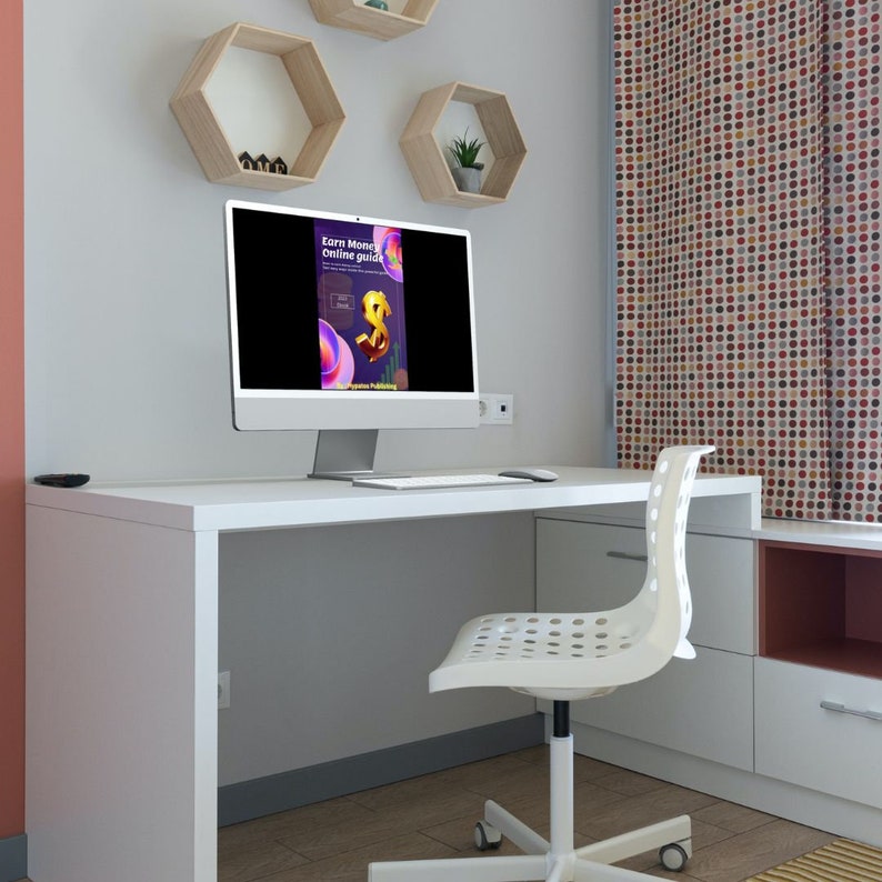 K&ouml;nnte beinhalten: Ein wei&szlig;er Schreibtisch mit einem wei&szlig;en Computermonitor darauf. Der Monitor zeigt eine Webseite mit dem Text "Earn Money Online Guide". Auf der rechten Seite des Schreibtisches befindet sich ein wei&szlig;er B&uuml;rostuhl mit einer wei&szlig;en Schreibtischlampe.