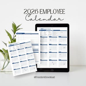 Puede incluir: Una tableta digital y hojas impresas que muestran un calendario de empleados de 2026. Las páginas del calendario tienen un diseño azul y blanco. El texto "2026 Employee Calendar" está en la parte superior. La imagen también incluye una planta en un jarrón de cristal.