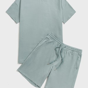 Puede incluir: Un conjunto de dos piezas de color azul claro que incluye una camiseta de manga corta y unos pantalones cortos a juego con cord&oacute;n.