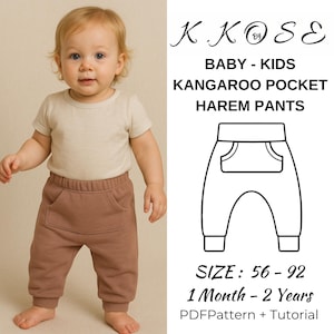 以下が含まれることがあります： ベージュのTシャツと茶色のカンガルーポケット付きハーレムパンツを着た赤ちゃん。画像には「K.KOSE BABY - KIDS KANGAROO POCKET HAREM PANTS」というテキストと、1ヶ月から2歳までのサイズ情報が含まれています。パターンはPDFです。