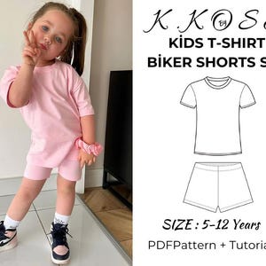 Könnte beinhalten: Ein rosa T-Shirt- und Biker-Shorts-Nähmuster für Kinder. Das Muster enthält eine Anleitung und ist in den Größen 5-12 Jahre erhältlich. K.KOSE by ist auf dem Muster gedruckt.