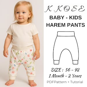 Puede incluir: Un niño pequeño con una camiseta color crema y pantalones harén florales. Los pantalones tienen un fondo blanco con rosas rosas y hojas verdes. La imagen incluye un dibujo lineal de los pantalones y el texto: "BABY - KIDS HAREM PANTS" y "SIZE: 56-92 1 Month - 2 Years".