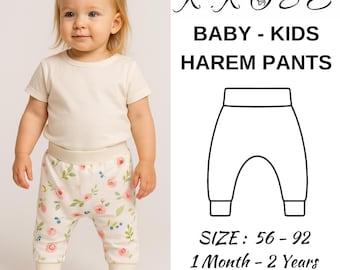 Op de afbeelding: Een peuter draagt een crèmekleurig T-shirt en een harembroek met bloemen. De broek heeft een witte achtergrond met roze rozen en groene bladeren. De afbeelding bevat een lijntekening van de broek en de tekst: "BABY - KIDS HAREM PANTS" en "SIZE: 56-92 1 Month - 2 Years".