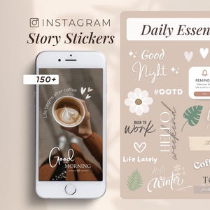 Può includere: Un set di oltre 150 adesivi digitali per le storie di Instagram. Gli adesivi presentano una varietà di design, tra cui tazze da caffè, cuori, fiori e testo. Il testo include frasi come "Buonanotte", "#OOTD", "Ritorno al lavoro", "La vita ultimamente", "Ciao weekend", "Ciao inverno", "Pausa caffè" e "Ispirazione di oggi".