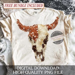 Könnte beinhalten: Cremefarbenes T-Shirt mit einem detaillierten Bullenschädel-Design. Der Schädel besteht aus Patchwork-Stoff in Braun-, Creme- und Goldtönen mit Blumen- und Sonnenmustern. Der Text "DIGITALER DOWNLOAD HOCHWERTIGE PNG-DATEI" steht unten.