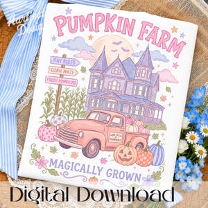 Könnte beinhalten: Ein weißes T-Shirt mit einer pastellfarbenen Grafik eines Spukhauses, eines rosa Pickups und Kürbissen. Der Text lautet PUMPKIN FARM und MAGICALLY GROWN. Das Design enthält ein Wegweiser-Schild für hay rides, corn maze und fresh pumpkins.
