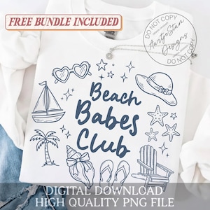 Op de afbeelding: Wit T-shirt met een marineblauw grafisch ontwerp met strandthema-illustraties en de tekst "Beach Babes Club". Het ontwerp bevat zonnebrillen, een zeilboot, een palmboom, een zeeschelp, slippers, een hoed, zeesterren en een strandstoel. De woorden "Digitale download" en "Hoge kwaliteit PNG-bestand" zijn ook zichtbaar.