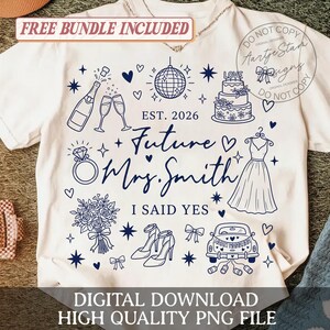 Könnte beinhalten: Weißes T-Shirt mit einem marineblauen Hochzeitsdesign. Das Design umfasst ein Brautkleid, Kuchen, Champagner und den Text "Future Mrs. Smith, I Said Yes." Das Shirt hat auch den Text "Digital Download, High Quality PNG File."