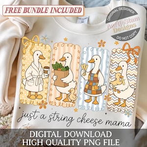 Könnte beinhalten: Cremefarbenes Sweatshirt mit einem skurrilen Design von vier Cartoon-Enten in dekorativen Rahmen. Die Enten werden mit einer Kaffeetasse, Lebensmitteln und einem kleinen Entenküken dargestellt. Der Text "just a string cheese mama" befindet sich unter den Enten.