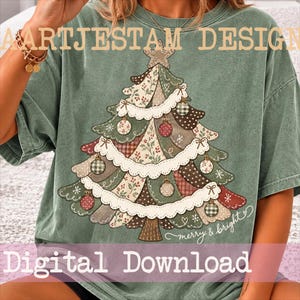 Könnte beinhalten: Ein salbeigrünes T-Shirt mit einer Grafik eines stilisierten Weihnachtsbaums, der mit gemusterten Stoffsegmenten, weißem Wellenbesatz und hängenden Ornamenten verziert ist. Der Text AARTJESTAM DESIGN steht oben und merry & bright unten.