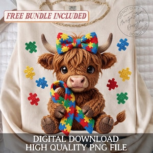 Op de afbeelding: Een beige sweatshirt met een bruine Schotse Hooglandkoe met een kleurrijke puzzelstrik en sjaal. De koe is omringd door veelkleurige puzzelstukjes. De tekst "FREE BUNDLE INCLUDED" en "DIGITAL DOWNLOAD HIGH QUALITY PNG FILE" zijn ook zichtbaar.