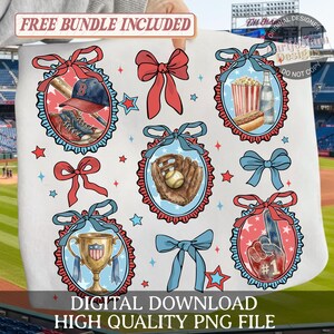 Könnte beinhalten: Eine Sammlung digitaler Grafiken zum Thema Baseball, die Baseballausrüstung, Essen und eine Trophäe zeigen, alles mit roten und blauen Akzenten und Schleifen umrahmt. Text enthält "FREE BUNDLE INCLUDED", "DIGITAL DOWNLOAD" und "HIGH QUALITY PNG FILE".