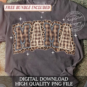 Könnte beinhalten: Ein graues T-Shirt mit dem Wort "MAMA" in einem Patchwork-Design. Die Buchstaben sind braun kariert mit Jeans- und Leopardenmuster-Akzenten. Das Shirt hat den Text "FREE BUNDLE INCLUDED" und "DIGITAL DOWNLOAD HIGH QUALITY PNG FILE".