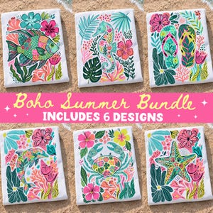 Puede incluir: Una colección de seis impresiones rectangulares blancas con ilustraciones coloridas de un pez, un caballito de mar, chanclas, un delfín, un cangrejo y una estrella de mar rodeados de flores y follaje tropical. El texto dice Boho Summer Bundle INCLUDES 6 DESIGNS.