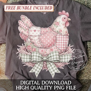 Könnte beinhalten: Dunkelgraues T-Shirt mit einem Patchwork-Hühnerdesign in rosa, weiß und grünen Blumen- und Vichy-Mustern. Das Huhn sitzt in einem Nest mit einer grün-weiß karierten Schleife. Der Text auf dem Shirt lautet "FREE BUNDLE INCLUDED" und "DIGITAL DOWNLOAD HIGH QUALITY PNG FILE."
