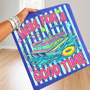 Könnte beinhalten: Ein rechteckiges Schild mit blau-hellblau gestreiftem Hintergrund, einer Grafik eines Pontonboots, einem gelben Rettungsring und grünen Sternen. Der Text HERE FOR A GOOD TIME ist in leuchtendem Pink mit gelbem Rand und blauem Schatten.
