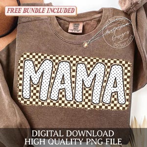 Könnte beinhalten: Ein braunes Sweatshirt mit dem Wort "MAMA" in weißen Buchstaben mit Punkten auf einem braun-weiß karierten Hintergrund. Der Text "FREE BUNDLE INCLUDED" steht oben und "DIGITAL DOWNLOAD HIGH QUALITY PNG FILE" unten.