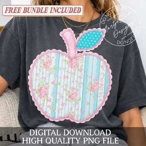 Könnte beinhalten: Dunkelgraues T-Shirt mit einem großen Apfeldesign. Der Apfel ist ein digitales Design mit einem rosa, gewellten Rand, einer hellblau-weiß gestreiften Mitte mit rosa Rosen und einem rosa Stiel und Blatt. Der Text unten lautet "DIGITALER DOWNLOAD HOCHWERTIGE PNG-DATEI."