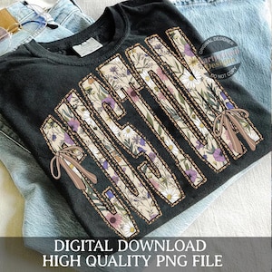 Könnte beinhalten: Schwarzes T-Shirt mit dem Wort "MOM" in einem floralen Design mit Leopardenmuster. Das T-Shirt ist auf einer Jeans gefaltet. Der Text "DIGITALER DOWNLOAD HOCHWERTIGE PNG-DATEI" befindet sich unten.