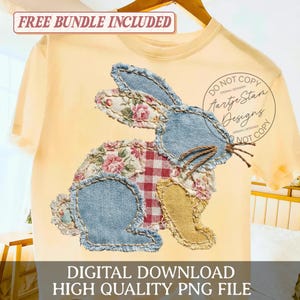 Könnte beinhalten: Ein hellgelbes T-Shirt mit einem Patchwork-Hasen-Design. Der Hase besteht aus Jeansstoff, Blumenmustern und Vichy-Stoffen. Der Text "FREE BUNDLE INCLUDED" steht oben und "DIGITAL DOWNLOAD HIGH QUALITY PNG FILE" unten.