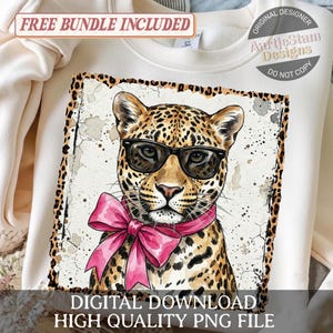 Könnte beinhalten: Ein cremefarbenes Sweatshirt mit einer Illustration eines Leoparden, der eine schwarze Sonnenbrille und eine rosa Schleife trägt. Das Leopardenbild ist mit einem Leopardenmuster umrandet. Der Text auf dem Bild lautet "FREE BUNDLE INCLUDED" und "DIGITAL DOWNLOAD HIGH QUALITY PNG FILE."