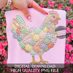 Könnte beinhalten: Ein rosa Stoff mit einem bunten Hühner-Applikation. Das Huhn hat ein Patchwork-Design mit verschiedenen Pastellmustern und Blumendrucken. Der Text "DIGITAL DOWNLOAD HIGH QUALITY PNG FILE" befindet sich unten.