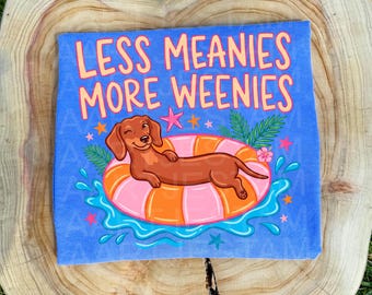 Menos malos, más salchichas PNG, Sublimación divertida de perro salchicha de verano, Gráfico de flotador de piscina con perro salchicha lindo, PNG para amantes de los perros retro