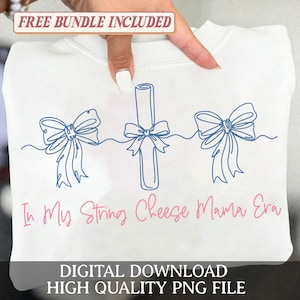 Könnte beinhalten: Weißes Sweatshirt mit blauen Strichzeichnungen von Schleifen und einer Schriftrolle. Der rosa Text lautet "In My String Cheese Mama Era". Das obere Banner lautet "FREE BUNDLE INCLUDED" und das untere Banner lautet "DIGITAL DOWNLOAD HIGH QUALITY PNG FILE".