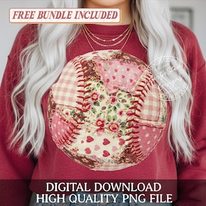 Könnte beinhalten: Ein weinrotes Sweatshirt mit einem Baseball-Design aus Patchwork-Stoff. Der Baseball hat florale, gepunktete und Vichy-Muster in Rosa und Creme. Der Text "FREE BUNDLE INCLUDED" steht oben und "DIGITAL DOWNLOAD HIGH QUALITY PNG FILE" unten.